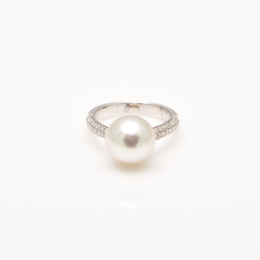 An 18ct White Gold South Sea Pearl and Diamond Ring